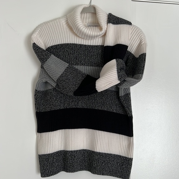 Sweaters - Picture 9 of 9